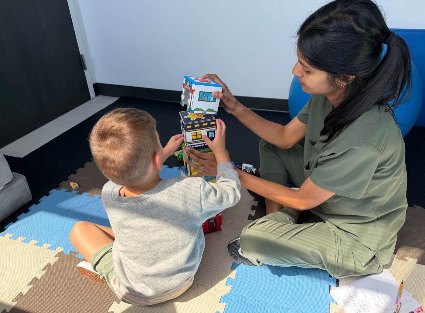 A Speak Easy Clinics therapist doing play-based speech therapy with a child